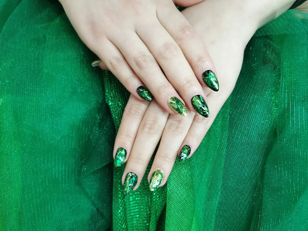 Extensiones de uñas de gel con papel dorado